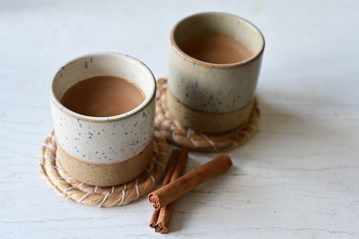 Zwei Tassen Chai Tee mit Zimt